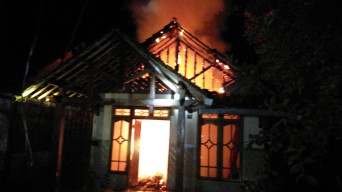 Ditinggal Merantau ke Sidoarjo, Rumah Warga Bojonegoro Ludes Terbakar