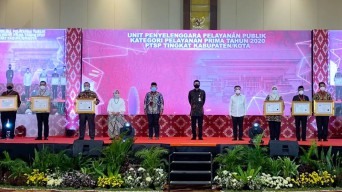 Dapat Penghargaan Layanan Terbaik, Bupati Yuhronur Terus Tingkatkan Kinerja DPM-PTSP Lamongan