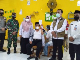 Ratusan Guru di Gresik Jalani Vaksinasi