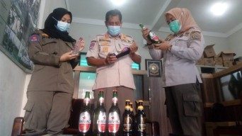 Sisir Warung Semi Caffe, Satpol PP Gresik Sita 15 Botol Minuman Keras