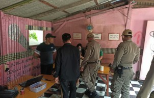 Satpol PP Sisir Warung Kelurahan Indro Gresik, Dapat 15 Botol Miras