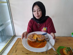 Bakso Lava Jumbo Ponorogo Isi Saus Keju, Pedasnya Terasa di Lidah
