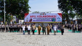 Kolaboraksi Polres Gresik, Kodim 0817 dan PWI Gresik Kibarkan Merah Putih Jumbo Diakhiri Vaksin Bareng