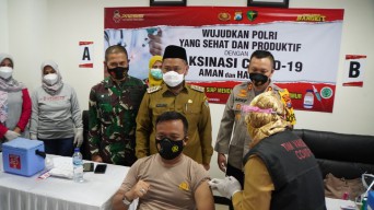 Ratusan Anggota dan ASN Polres Gresik Divaksin Tahap II
