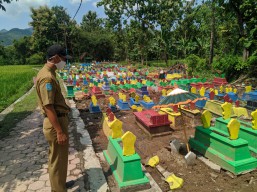 Hilangkan Kesan Seram, Kuburan di Ponorogo Dicat Warna-warni