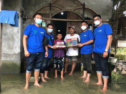 Korban Banjir Cerme Dapat Mie Instan dari HIPMI Gresik