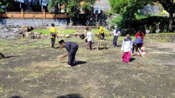 Jaga Kerukunan Umat Beragama TNI-Polri Gandeng Santri Bersihkan Pura di Gresik Selatan