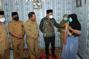 Wabup Sidoarjo Kunjungi Warganya yang Sakit, Janjikan Pengobatan Gratis