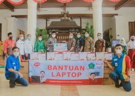 Indomaret-SGM Eksplor Salurkan Bantuan 100 Unit Laptop dan Modem di Sidoarjo
