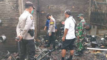 Masak Air, Kompor Gas Meledak, Rumah dan 2 Motor Hangus Terbakar