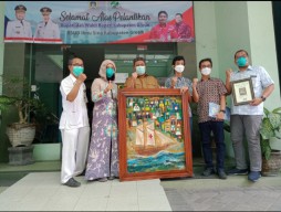 Pelukis Cilik Sumbangkan Karyanya di RSUD Ibnu Sina Gresik