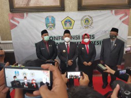 Tak Mau Beli Mobil Dinas Baru, Gus Yani-Bu Min Ingin Berhemat