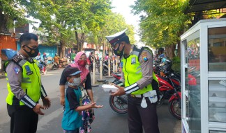 Setiap Jumat Satlantas Bojonegoro Bagikan Nasi Gratis