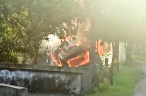 Nyungsep ke Parit, Bus Sinar Mandiri Terbakar Habis di Lamongan