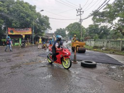 Bentuk Kepedulian Pabrik pada Warga, Wilmar Nabati Indonesia Perbaiki Jalanan Rusak dan Berlubang