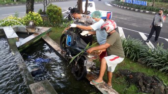 Pengendara Beserta Motornya Ditemukan Tewas Mengapung di Kolam Air Mancur Bundaran Tanggulangin Sidoarjo