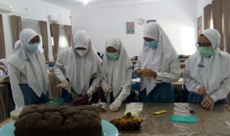 Siswi SMAN 3 Sidoarjo Temukan Brownies Anti Diabetes dari Kulit Pisang