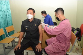 Datangi SMPN 1 Lamongan, Bupati Yuhronur Ikuti Vaksin Dosis Kedua
