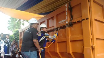 Dua Truk di Gresik Melanggar Batas, Baknya Dipotong Paksa