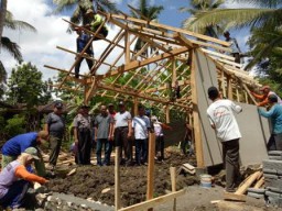 Rumah Kakek Magetan Ambruk, Warga Gotong Royong Bangun Lagi