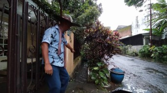 Petugas Damkar Cari Buaya Nyasar Kluyuran di Selokan Warga Kota Malang