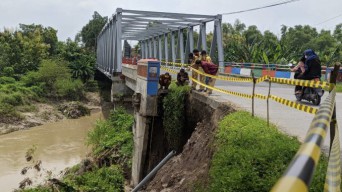Plengsengan Jalan Penghubung Mojokerto-Gresik Ambrol, Pengendara Diminta Hati-hati