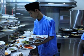 Kemenpareraf Pastikan Pekerja Restoran Gratis Suntikan Vaksin
