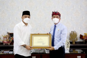 Bantu Selamatkan Aset, Wali Kota Eri Cahyadi Beri Penghargaan Kejari Tanjung Perak