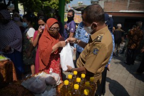 Stabilkan Harga Sembako, Cak Ji Tinjau Operasi Pasar di Balai RW Balongsari