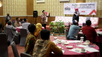 SIG Berikan Pelatihan Menjahit dan Beternak di Gresik dan Rembang