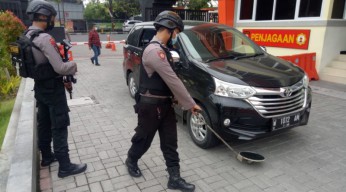 Hingga Saat Ini Mapolres Gresik Masih Dijaga Ketat Pasukan Bersenjata