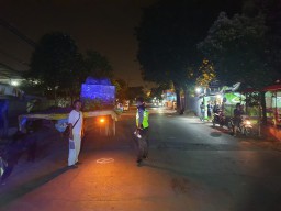 Tiga Bocah Gresik Boncengan Motor Seruduk Tronton Parkir, Semuanya Dilarikan ke RS