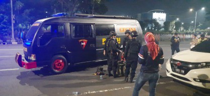 Tim Gegana Amankan Ransel Hitam di Depan Royal Plaza Surabaya
