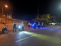 Cegah Kriminalitas Malam, Polres Gresik Gelar Patroli Blue Light