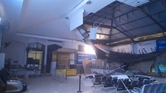 Tak Ada Angin Tak Ada Hujan, Plafon Ruang Tunggu Stasiun Pasar Turi Ambrol