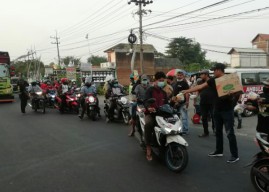 Yayasan Advokasi Lembaga Perlindungan Konsumen Sidoarjo dan Berbagai Komunitas di Krian Bagikan Takjil Setiap Hari