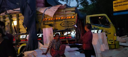Salip di Tikungan, Bus Sugeng Rahayu Adu Kepala di Jalan Raya Ngawi–Mantingan