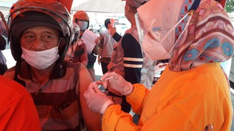 Jelang Lebaran, Ratusan Lansia Tulungagung Jalani Vaksinasi Drive Thru