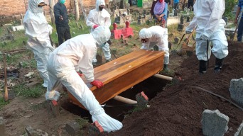 Ponorogo 'Hebat' Pecah Rekor, Sehari Tim BPBD Memakamkan 10 Korban Covid 19