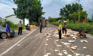 Truk Muatan Oleng di Jalan Raya Lamongan-Babat, Piringnya Berserakan di Jalan