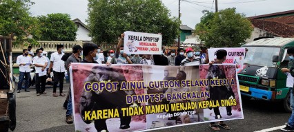 Marak Pungli, Massa Geruduk Kantor DPM-PTSP Tuntut Kepala Perizinan Bangkalan Mundur