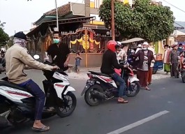 Santri, Alumni, dan Wali Santri Nurul Jadid Jember Bagi-bagi Ribuan Takjil Gratis