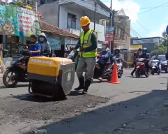 Bukti Komitmen Bupati Hendy, Pemkab Jember Tambal Jalan Berlubang