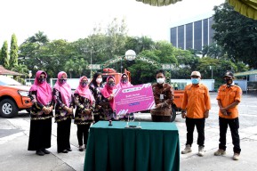 Ikatan Istri Pimpinan BUMN Jatim Bantu Korban Bencana Gempa Malang