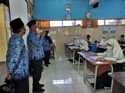 Cerita Pelajar di Gresik Pertama Kali Masuk Sekolah, Ada yang Seragamnya Tak Muat Lagi