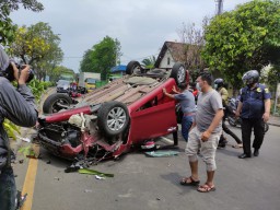 Ajaib! Suzuki Ertiga Tabrak Pohon di Sidoarjo hingga Terbalik, Sopir dan Penumpang Sehat Wal Afiat