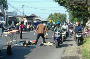 Senggolan, Jatuh dan Terlindas, Pemotor Asal Surabaya MD di Jalan Raya Ponokawan Sidoarjo