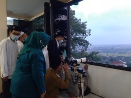 Hilal Terlihat dari Bukit Condrodipo Gresik, Besok Warga NU Mulai Puasa