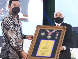 Gubernur Khofifah Terima Penghargaan Tanda Kehormatan Kartika Pamong Praja Madya
