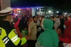 Polisi Sidoarjo Bubarkan Kerumunan warga Penerima Bantuan Sosial UMKM di Kecamatan Balongbendo